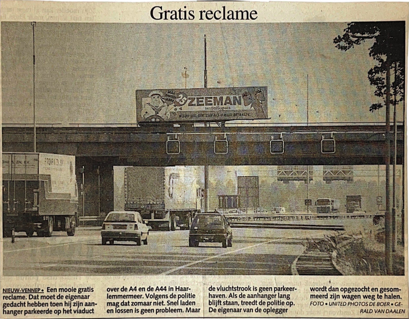 Gratis reclame boven het viaduct