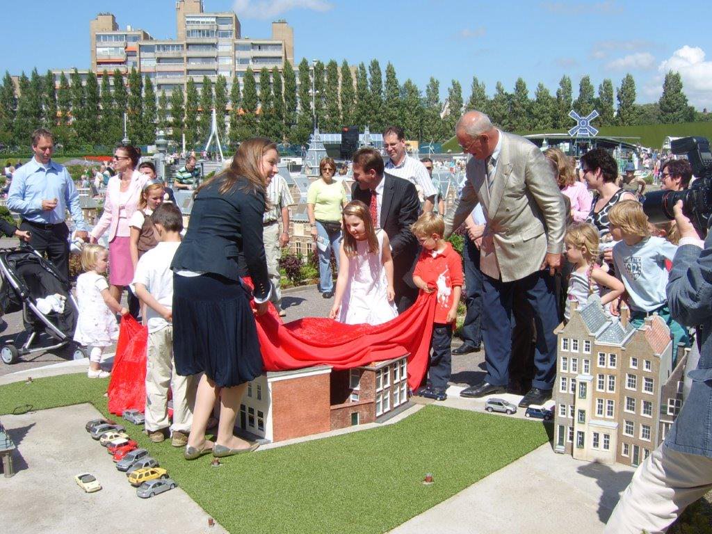 De onthulling van de kleinste Zeeman in Nederland, in Madurodam