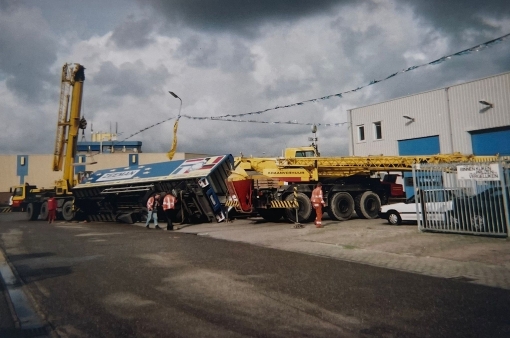 Zeeman vrachtwagen omgevallen