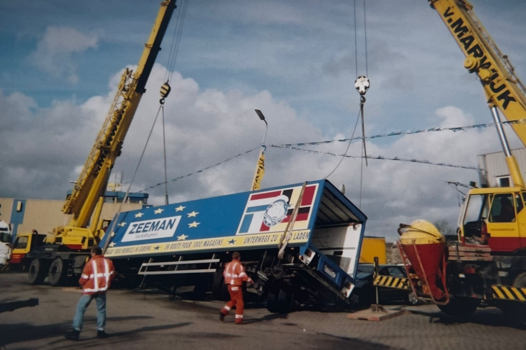 Zeeman vrachtwagen omgevallen