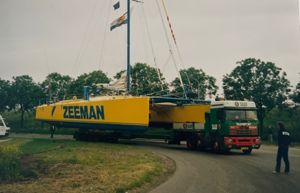 Zeeman catamaran wordt vervoerd