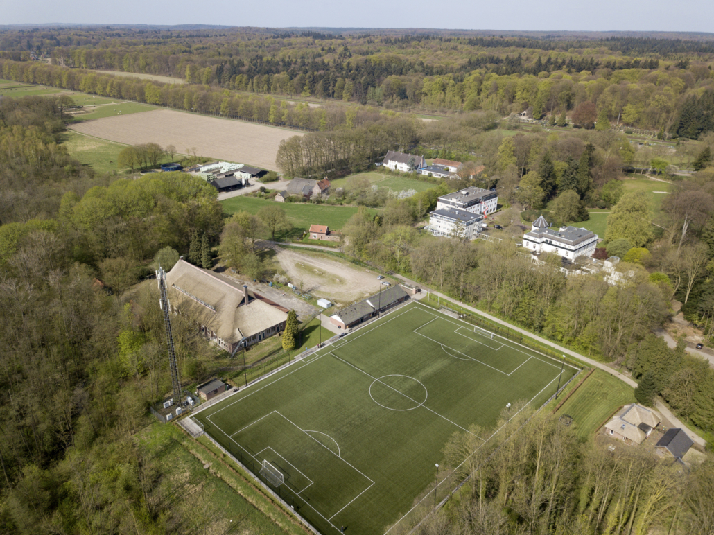 Luchtfoto Avegoor inclusief sportpaviljoen