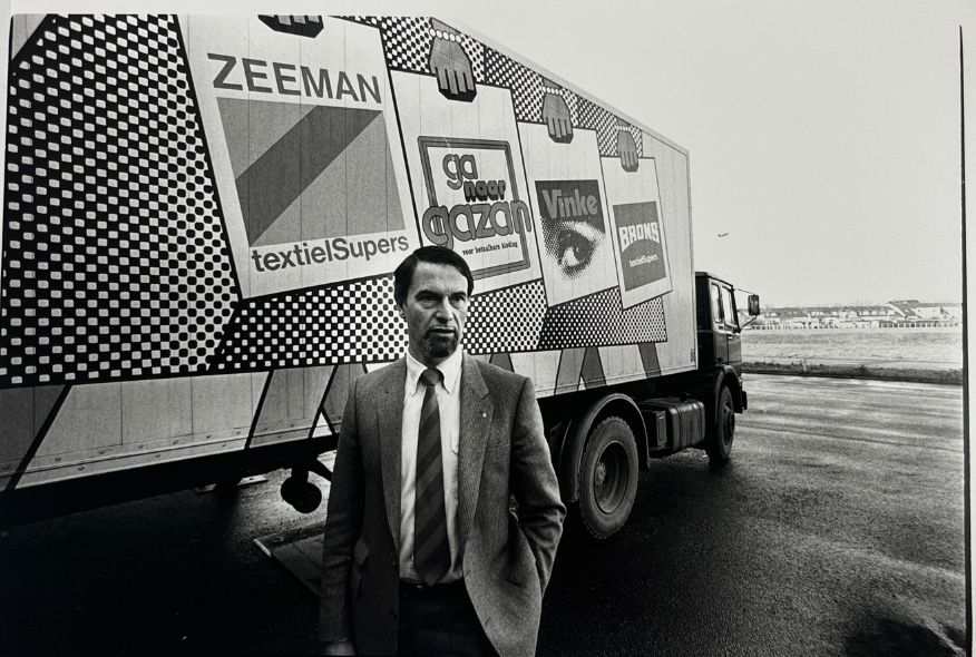 Jan Zeeman poseert voor een vrachtwagen