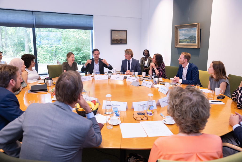 Erik-Jan Mares aan tafel met Mark Rutte